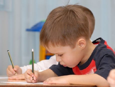 איך ללמד ילד לכתוב היא בעיה עבור הורים צעירים רבים